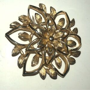 Vintage Sarah Coventry gold floral designed brooch. Gently used